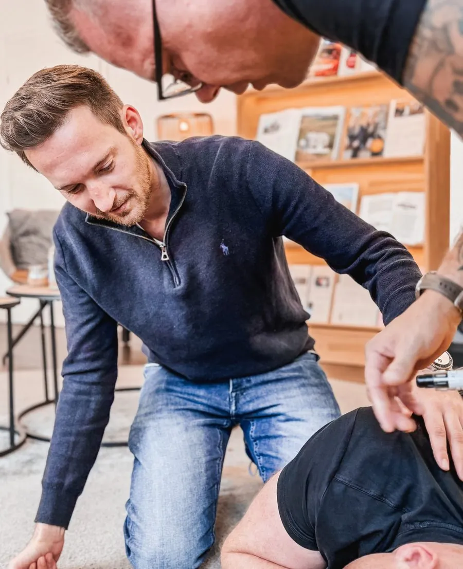 Benne korrigiert die stabile Seitenlage bei einer Übung