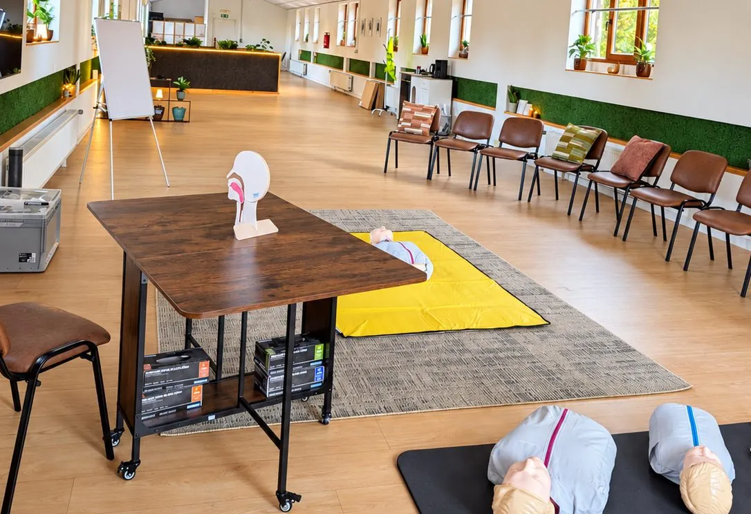 Schulungsraum mit Tisch, Flipchart und viel Platz