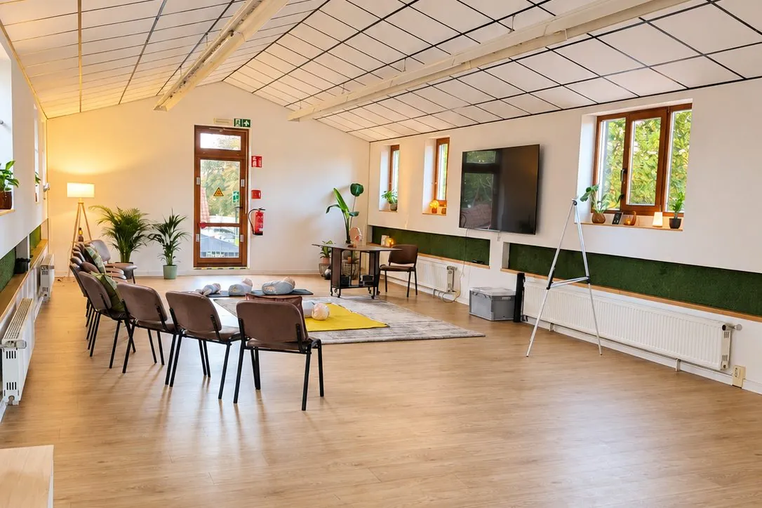 Stuhlreihe, Smart TV und große Fenster