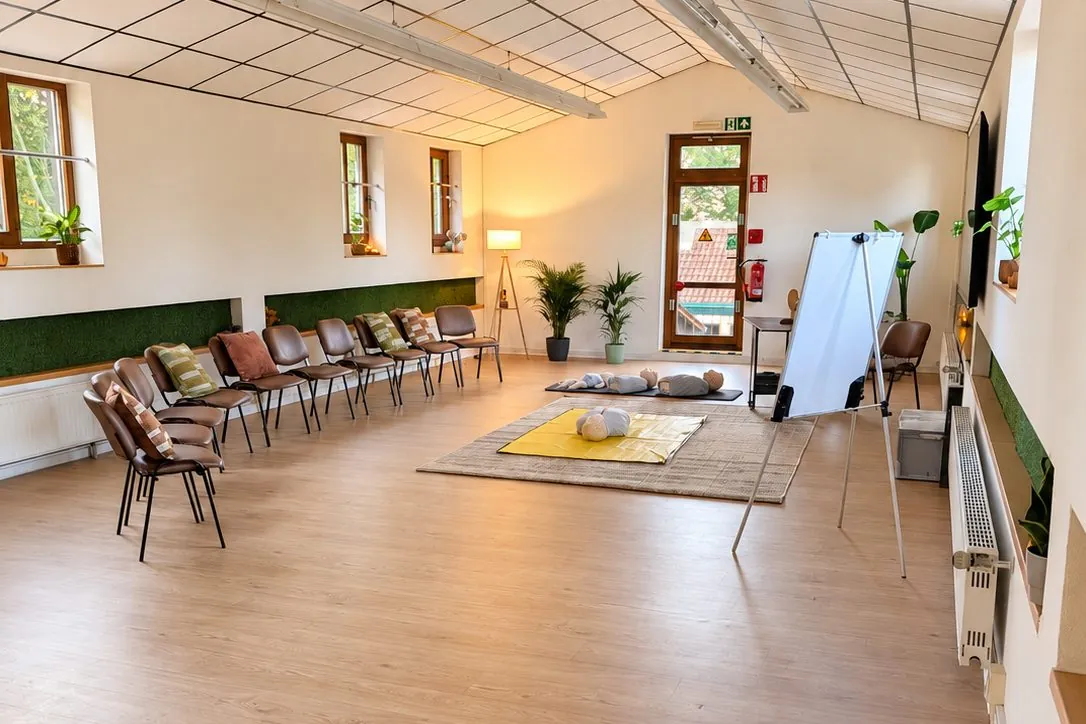 Stühle, Matten und Flipchart im Raum