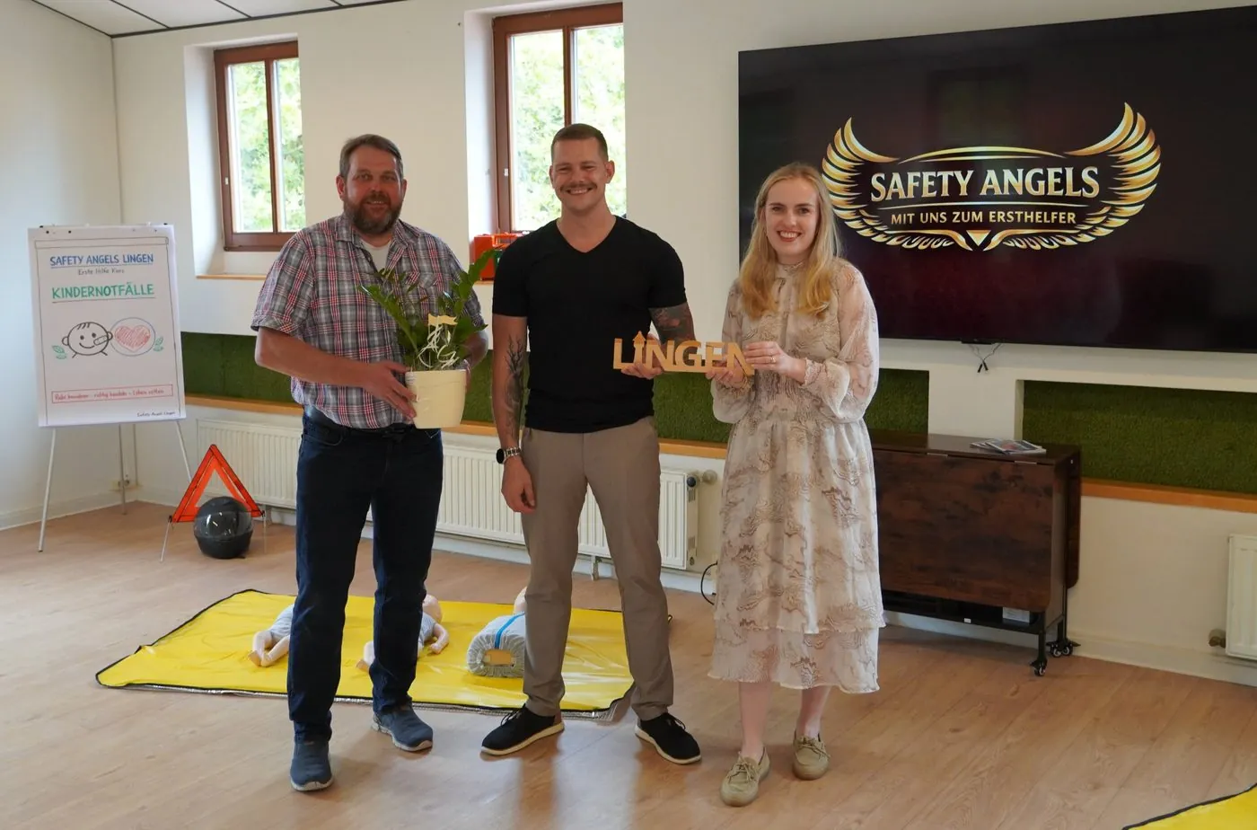 Benjamin Tewes beim Start von Safety Angels mit Gratulanten aus Lingen